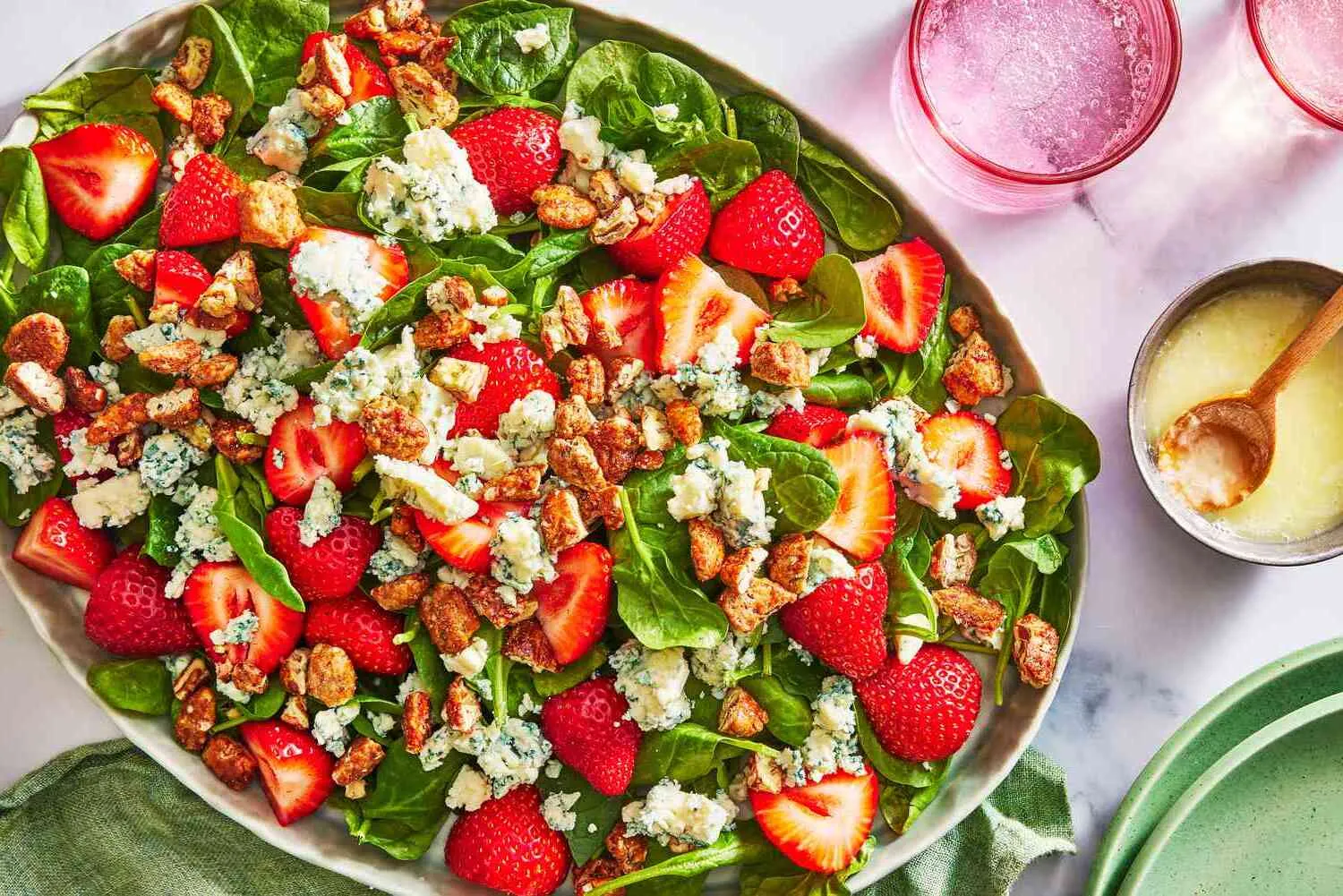 Strawberry spinach salad with almonds and cheese